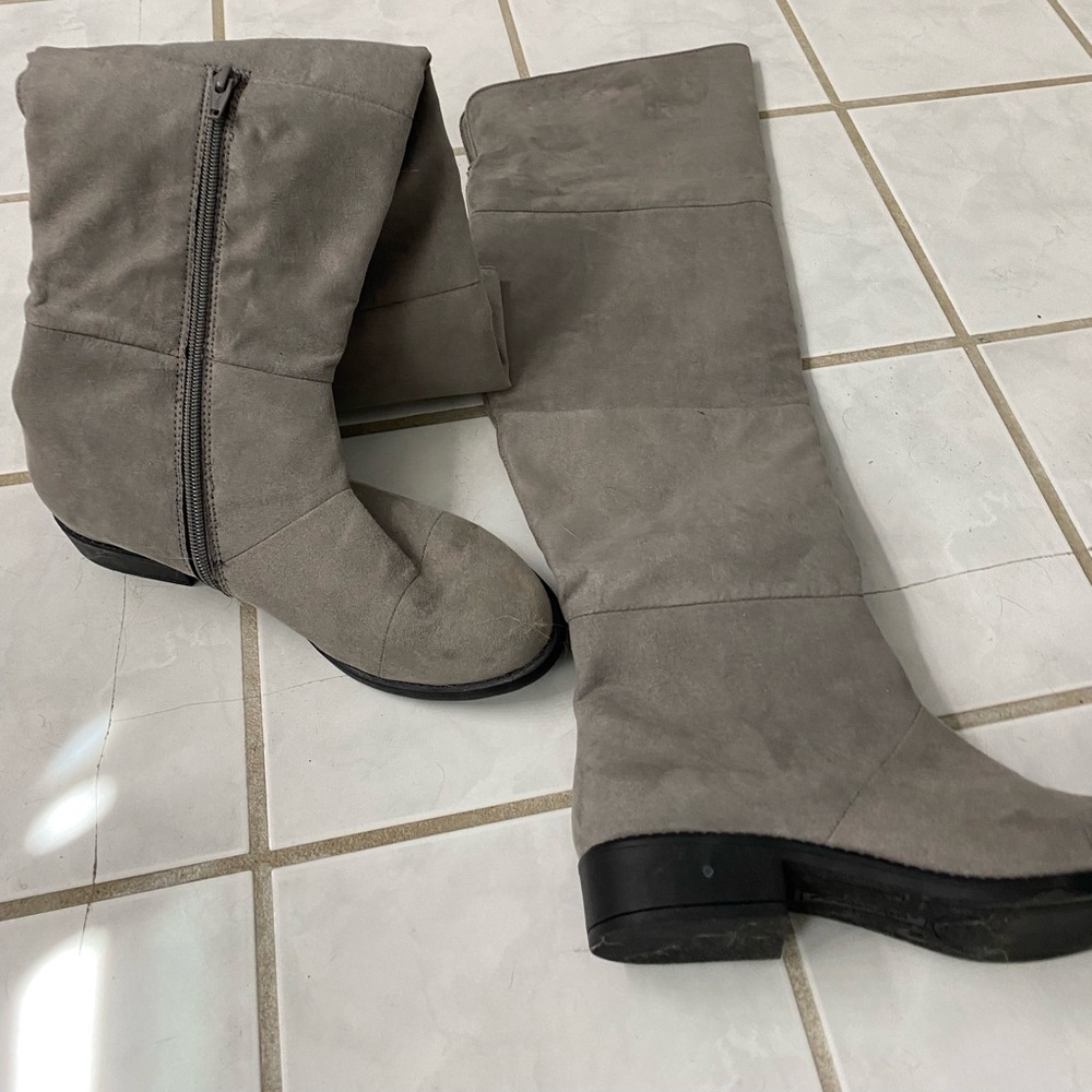7 1/2 Gray Suede boots